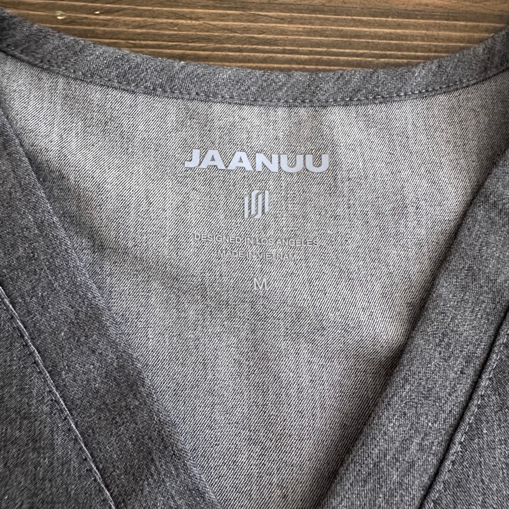 Jaanuu Scrub Top Mens M Gray V Neck 3 Pocket Stretch Medical Uniform - Picture 2 of 6